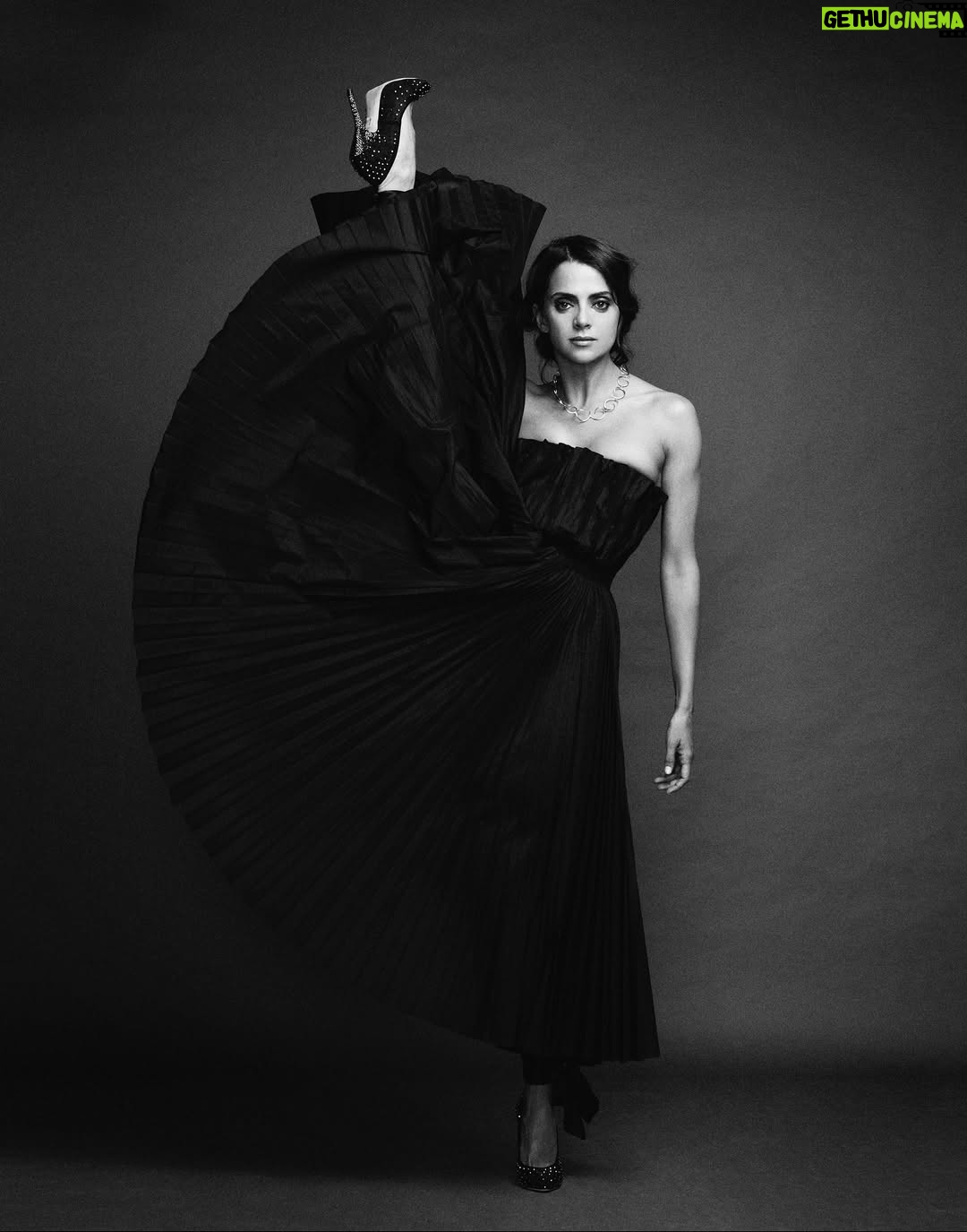Macarena Gómez - 3.9K Likes - #TBT a la juventud que bailaba y aprendía que la disciplina abre caminos 🖤

📸 @studiomacarro 

#blacknwhitephotography #dancer #actress #macarenagomez #bailarina #danza #disciplina #baila #actriz