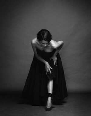Macarena Gómez Instagram - #TBT a la juventud que bailaba y aprendía que la disciplina abre caminos 🖤
📸 @studiomacarro
#blacknwhitephotography #dancer #actress #macarenagomez #bailarina #danza #disciplina #baila #actriz