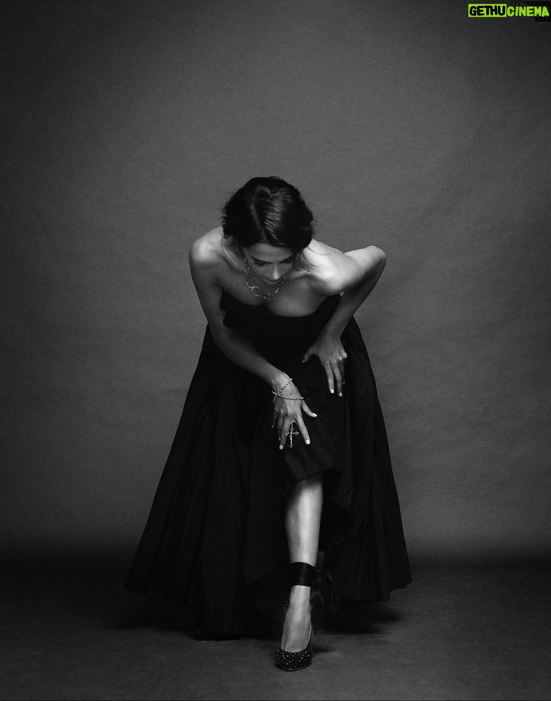Macarena Gómez - 3.9K Likes - #TBT a la juventud que bailaba y aprendía que la disciplina abre caminos 🖤

📸 @studiomacarro 

#blacknwhitephotography #dancer #actress #macarenagomez #bailarina #danza #disciplina #baila #actriz