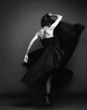 Macarena Gómez Instagram - #TBT a la juventud que bailaba y aprendía que la disciplina abre caminos 🖤
📸 @studiomacarro
#blacknwhitephotography #dancer #actress #macarenagomez #bailarina #danza #disciplina #baila #actriz