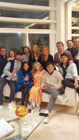 Magaly Medina Instagram - Nada mejor que nuestra música peruana para darle la bienvenida a nuestro sobrino @diegomedina_18 y a sus amigos💃🎶 #peru #bienvenida #magalymedina #monday #family