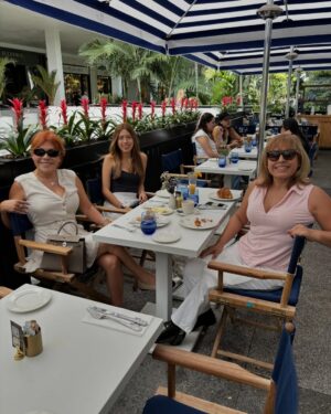 Magaly Medina Instagram - Luego de las reuniones de trabajo me di tiempo para disfrutar junto a mi familia y amigos 🥰 ¡Gran inicio de semana! #miami #family #trip #weekend #friends #experiencias #amigos #magalymedina