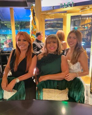 Magaly Medina Instagram - Luego de las reuniones de trabajo me di tiempo para disfrutar junto a mi familia y amigos 🥰 ¡Gran inicio de semana! #miami #family #trip #weekend #friends #experiencias #amigos #magalymedina