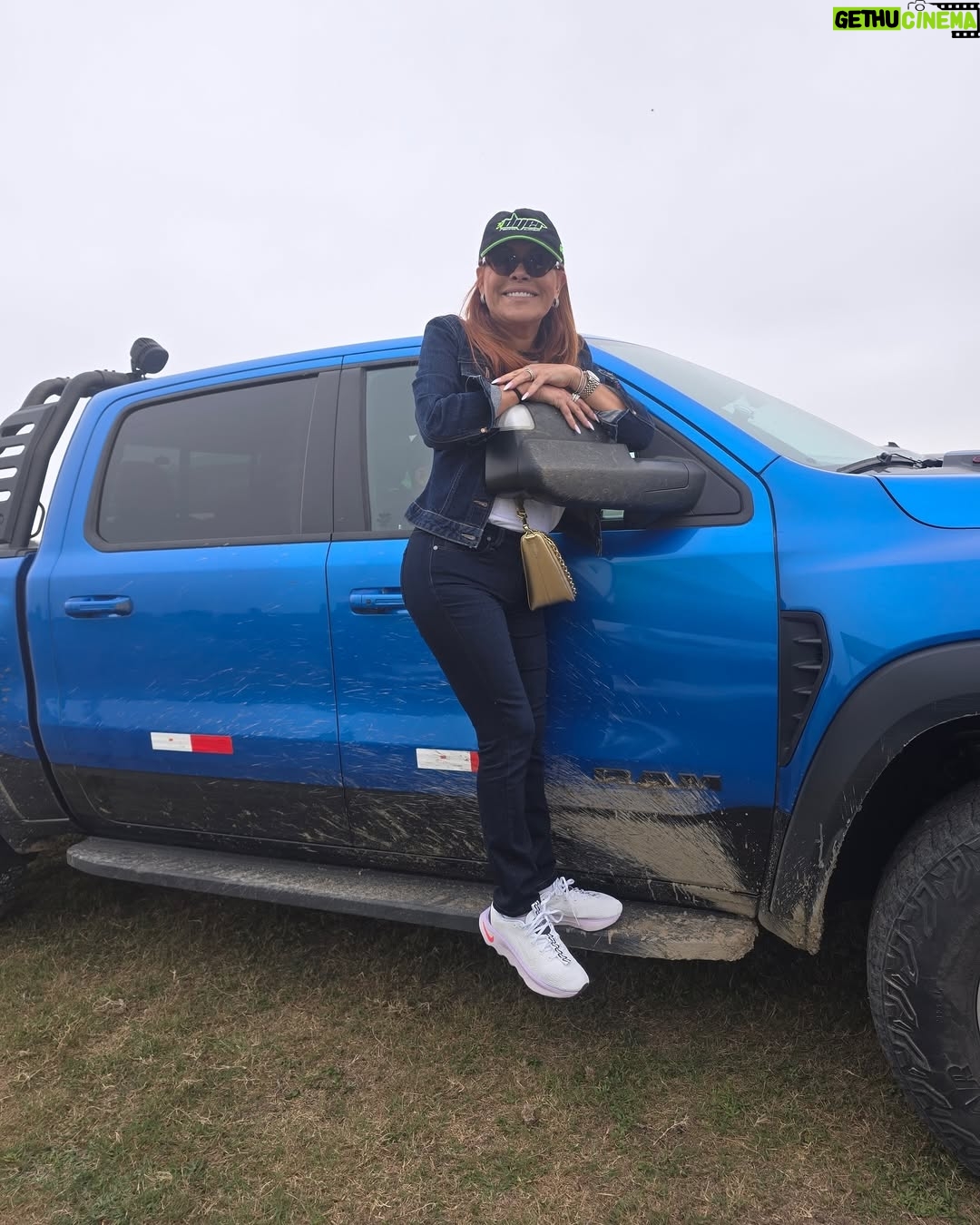 Magaly Medina - 35.7K Likes - #photodump Rally en Pisco apoyando a @dyerracingteam 

1) Mi compañero de aventuras 
2) La barra brava de los Samueles
3) Buscando una mejor vista 
4) Un admirador del programa
5) Con Pia y mi cuñada Ursula
6) Gracias a nuestros fans
7) Con mi ❤️
8) Aprovechando los ultimos rayos de sol

#trip #peru #pisco #magalymedina #weekend #friends #family #love