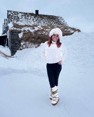 Magaly Medina Instagram - Alejada del mundanal ruido, rodeada de nieve y hielo, pero encontrando el descanso que tanto necesitaba 😍 #trip #nieve #holidays #vacaciones #magalymedina #islandia