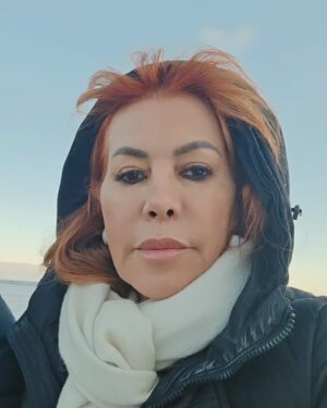 Magaly Medina Instagram - Alejada del mundanal ruido, rodeada de nieve y hielo, pero encontrando el descanso que tanto necesitaba 😍 #trip #nieve #holidays #vacaciones #magalymedina #islandia