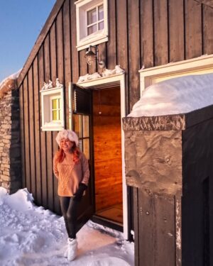 Magaly Medina Instagram - Alejada del mundanal ruido, rodeada de nieve y hielo, pero encontrando el descanso que tanto necesitaba 😍 #trip #nieve #holidays #vacaciones #magalymedina #islandia