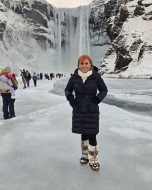 Magaly Medina Instagram - Alejada del mundanal ruido, rodeada de nieve y hielo, pero encontrando el descanso que tanto necesitaba 😍 #trip #nieve #holidays #vacaciones #magalymedina #islandia