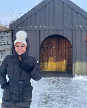 Magaly Medina Instagram - Alejada del mundanal ruido, rodeada de nieve y hielo, pero encontrando el descanso que tanto necesitaba 😍 #trip #nieve #holidays #vacaciones #magalymedina #islandia