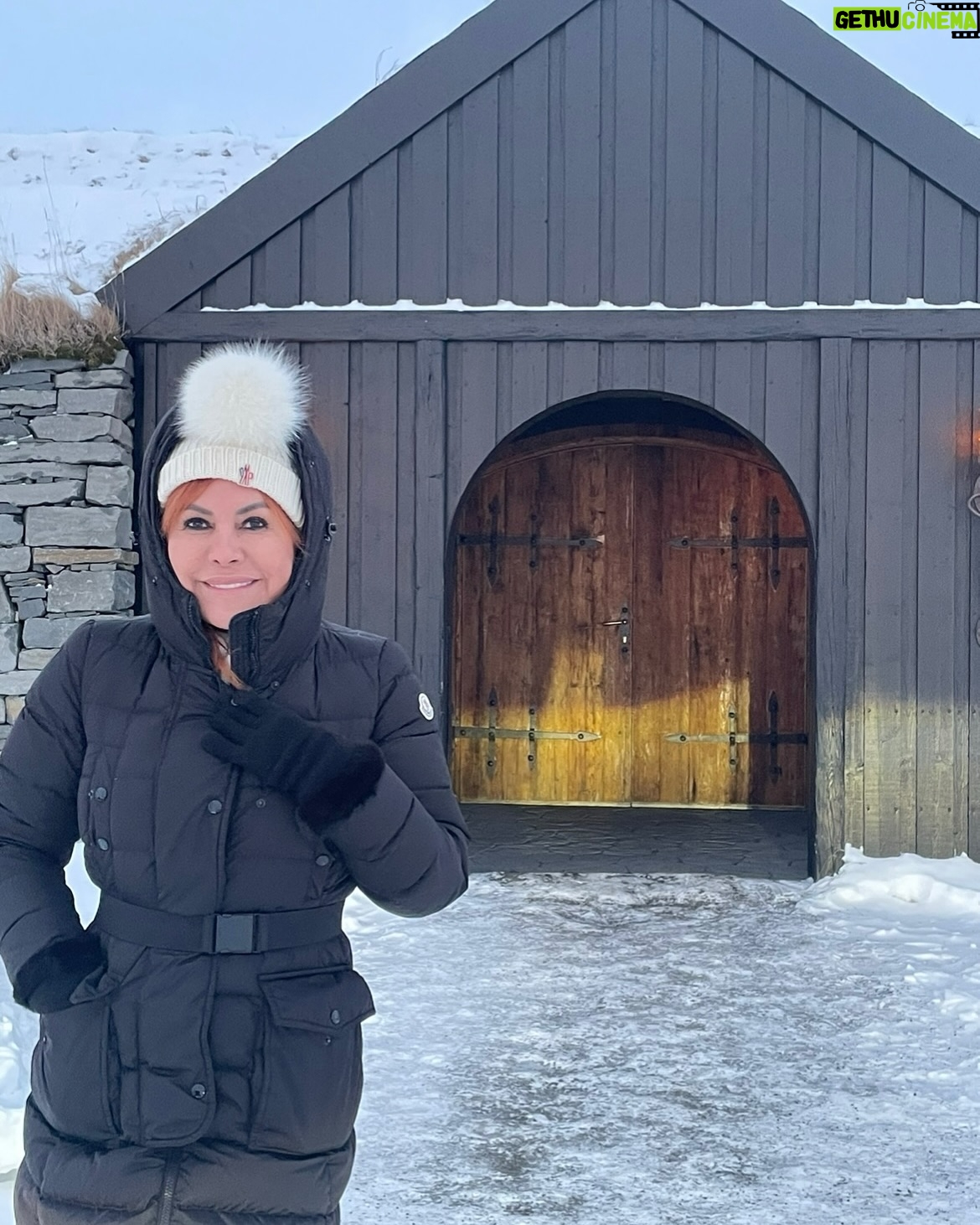 Magaly Medina - 47.4K Likes - Alejada del mundanal ruido, rodeada de nieve y hielo, pero encontrando el descanso que tanto necesitaba 😍 #trip #nieve #holidays #vacaciones #magalymedina #islandia