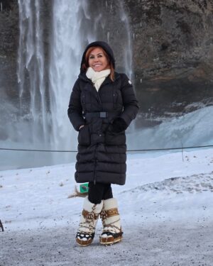 Magaly Medina Instagram - Alejada del mundanal ruido, rodeada de nieve y hielo, pero encontrando el descanso que tanto necesitaba 😍 #trip #nieve #holidays #vacaciones #magalymedina #islandia