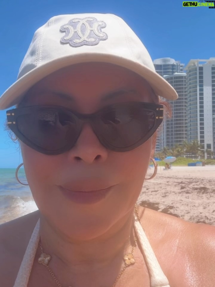 Magaly Medina - 35.6K Likes - Resumen de mis días en Miami 🥰🏝️✈️
1- En la playa 
2- Amo el sol
3- Paseando por Coral Gables
4- Escogiendo detalles para la nueva casa
5- Compartiendo en familia
6- Nada como nuestra comida
7- Frente al río
8- Amo estas aguas cristalinas
9- Con mi amigo Luis Hoyos
10 Diafrutando la noche
11-Con mis amigos Juan Chipoco y Luis Hoyos y Silvi y Fer
#family #friends #miami #magalymedina