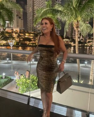 Magaly Medina Instagram - #photodump de estos días 🥰😎
1) Disfrutando del sol
2) Salidita nocturna
3) Felices en el mar
4) Con mi hermana querida
5) Cena con nuestro amigo @juanchipoco
6) Paseando por Bal Harbour
#miami #love #family #magalymedina #magalytvlafirme