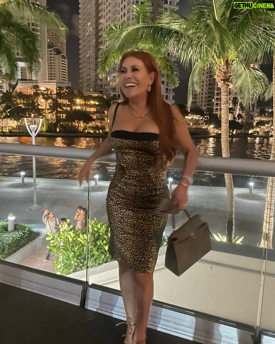 Magaly Medina - 43.2K Likes - #photodump de estos días 🥰😎

1) Disfrutando del sol
2) Salidita nocturna
3) Felices en el mar
4) Con mi hermana querida
5) Cena con nuestro amigo @juanchipoco
6) Paseando por Bal Harbour

#miami #love #family #magalymedina #magalytvlafirme