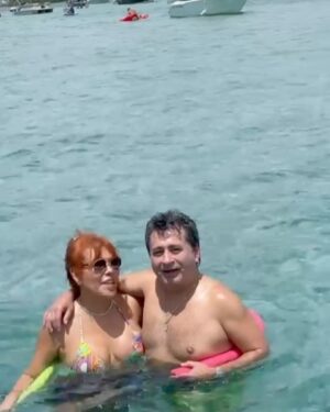 Magaly Medina Instagram - #photodump de estos días 🥰😎
1) Disfrutando del sol
2) Salidita nocturna
3) Felices en el mar
4) Con mi hermana querida
5) Cena con nuestro amigo @juanchipoco
6) Paseando por Bal Harbour
#miami #love #family #magalymedina #magalytvlafirme