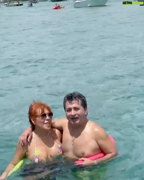 Magaly Medina - 43.2K Likes - #photodump de estos días 🥰😎

1) Disfrutando del sol
2) Salidita nocturna
3) Felices en el mar
4) Con mi hermana querida
5) Cena con nuestro amigo @juanchipoco
6) Paseando por Bal Harbour

#miami #love #family #magalymedina #magalytvlafirme