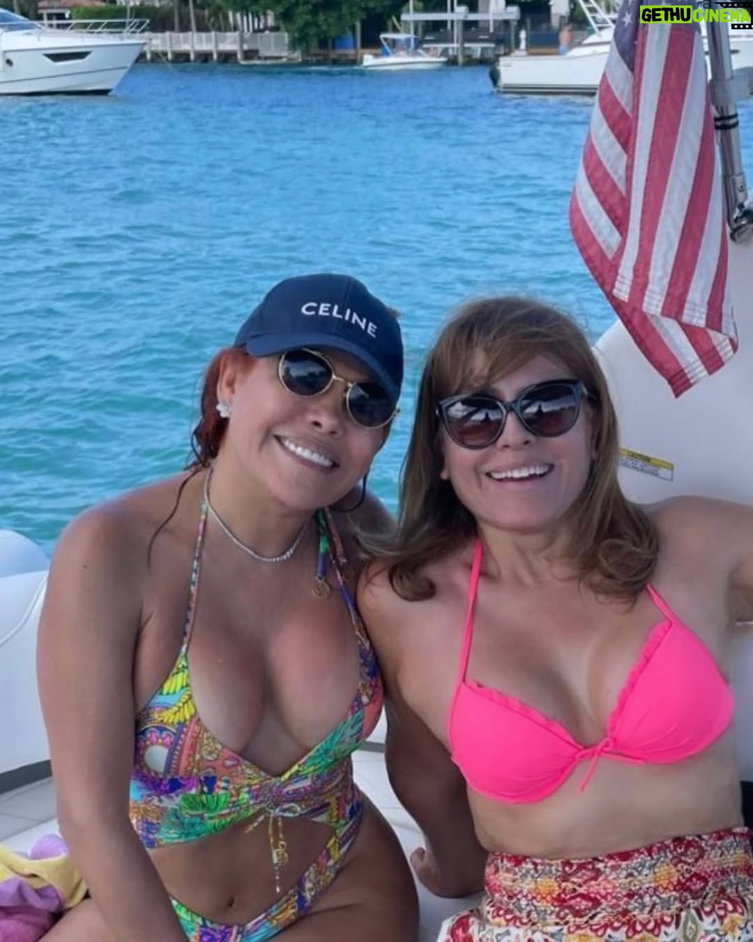 Magaly Medina - 43.2K Likes - #photodump de estos días 🥰😎

1) Disfrutando del sol
2) Salidita nocturna
3) Felices en el mar
4) Con mi hermana querida
5) Cena con nuestro amigo @juanchipoco
6) Paseando por Bal Harbour

#miami #love #family #magalymedina #magalytvlafirme