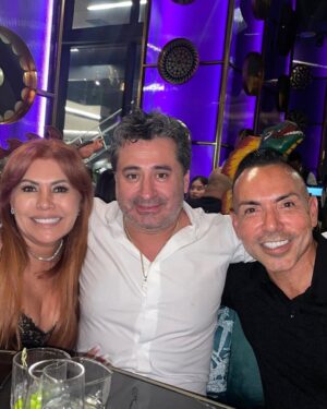 Magaly Medina Instagram - #photodump de estos días 🥰😎
1) Disfrutando del sol
2) Salidita nocturna
3) Felices en el mar
4) Con mi hermana querida
5) Cena con nuestro amigo @juanchipoco
6) Paseando por Bal Harbour
#miami #love #family #magalymedina #magalytvlafirme