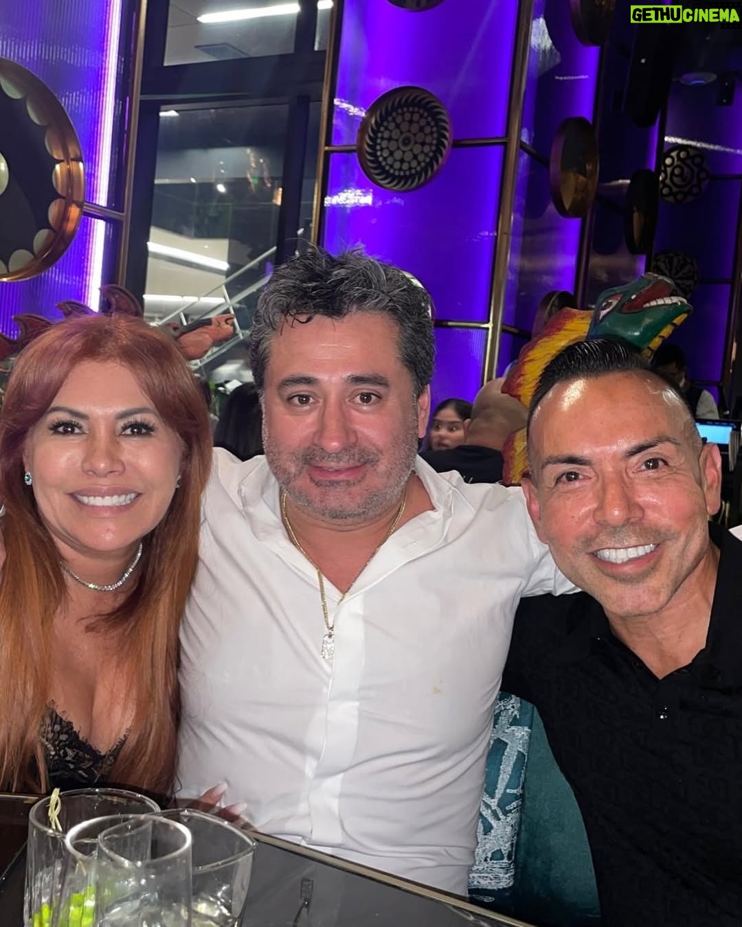 Magaly Medina - 43.2K Likes - #photodump de estos días 🥰😎

1) Disfrutando del sol
2) Salidita nocturna
3) Felices en el mar
4) Con mi hermana querida
5) Cena con nuestro amigo @juanchipoco
6) Paseando por Bal Harbour

#miami #love #family #magalymedina #magalytvlafirme
