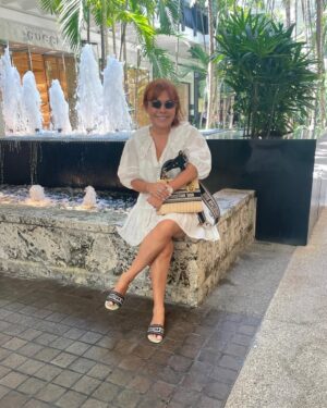 Magaly Medina Instagram - #photodump de estos días 🥰😎
1) Disfrutando del sol
2) Salidita nocturna
3) Felices en el mar
4) Con mi hermana querida
5) Cena con nuestro amigo @juanchipoco
6) Paseando por Bal Harbour
#miami #love #family #magalymedina #magalytvlafirme
