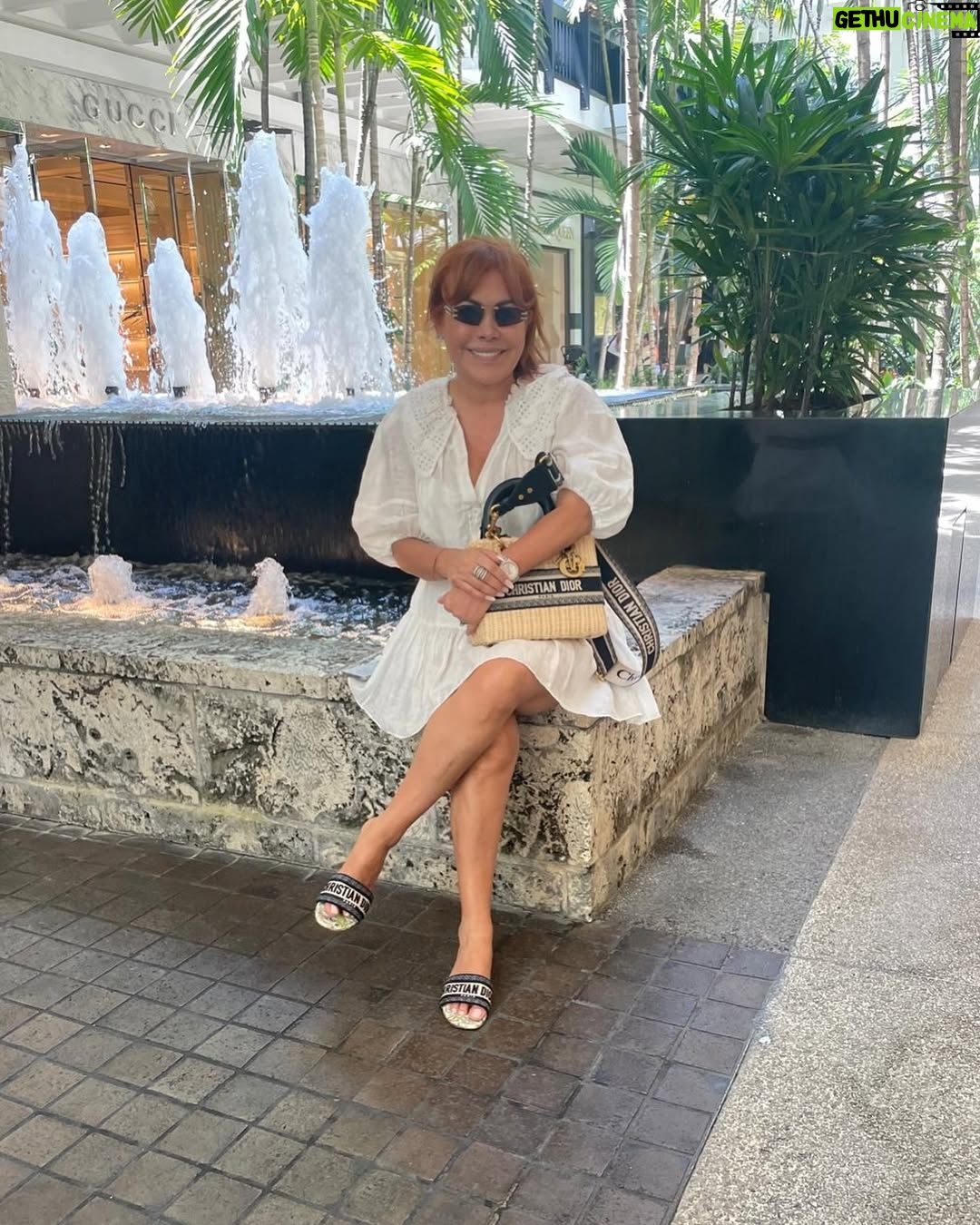 Magaly Medina - 43.2K Likes - #photodump de estos días 🥰😎

1) Disfrutando del sol
2) Salidita nocturna
3) Felices en el mar
4) Con mi hermana querida
5) Cena con nuestro amigo @juanchipoco
6) Paseando por Bal Harbour

#miami #love #family #magalymedina #magalytvlafirme