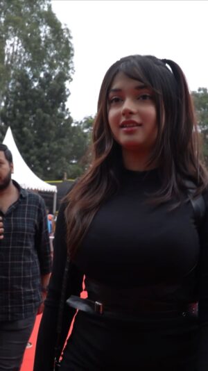 Mahek Syed Instagram - #AD Found my perfect gaming partner at Bengaluru Comic Con with @oneplus_india 🔥🎮

#GameonOnePlus #OnePlus13R