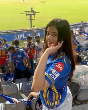Mahek Syed Instagram - My first ever IPL stadium experience 🥳
.
.
.
#mi #rcb #mumbaiindians #virat #viratkohli #hardikpandya93 #ipl #ipl2025