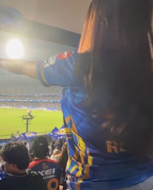 Mahek Syed Instagram - My first ever IPL stadium experience 🥳
.
.
.
#mi #rcb #mumbaiindians #virat #viratkohli #hardikpandya93 #ipl #ipl2025