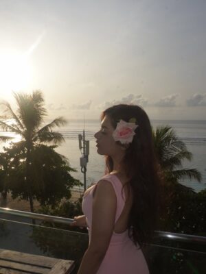 Mahek Syed Instagram - You, me and a cute beach cafè 🌴
Deal? 🙇🏻‍♀️🎀
.
.
.
.
.
.
#mizoplays #café #beach #maldives #travelphotography #explorepage✨ #godlike #mizo #mizoislive