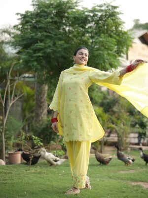 Mahi Sharma Instagram - ਪੰਜਾਬ ♥️
.
Outfit @blessing_fashion_shop
Makeup @sudhirmakeup
Photoghraphy @harjeetsingh.photography
.
#mahisharma #itsmahisharma #punjabisongs #punjabiartists #reels #instagram #trending #post #punjabisuits