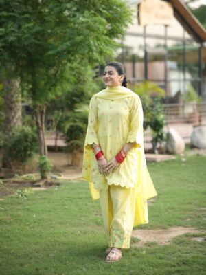 Mahi Sharma Instagram - ਪੰਜਾਬ ♥️
.
Outfit @blessing_fashion_shop
Makeup @sudhirmakeup
Photoghraphy @harjeetsingh.photography
.
#mahisharma #itsmahisharma #punjabisongs #punjabiartists #reels #instagram #trending #post #punjabisuits