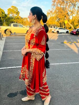 Mahi Sharma Instagram - đź§żđź’Ż
.
Outfit @reshmitandan
Earings @designskaur
.
.
.
#mahisharma #itsmahisharma #punjabisongs #punjabisuits #newsong #australia #tour2025