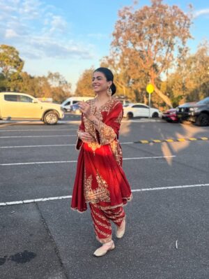 Mahi Sharma Instagram - đź§żđź’Ż
.
Outfit @reshmitandan
Earings @designskaur
.
.
.
#mahisharma #itsmahisharma #punjabisongs #punjabisuits #newsong #australia #tour2025