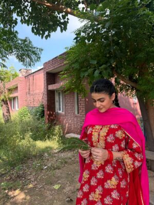 Mahi Sharma Instagram - 🤍💯
.
Outfit @reshmitandan
Makeup @sudhirmakeup
.
.
#mahisharma #itsmahisharma #punjabisongs #punjabiartists #reels #trending #post #punjabisuits