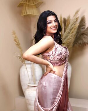 Mahima Seth Instagram - Aaj unse milna hai hume 🥰
.
Mua💄- @jyotsnasinghmakeupartist 
📸- @nitish_photographe 
Outfit- @gurusewak_delhi 
Studio- @perfectshot_delhi