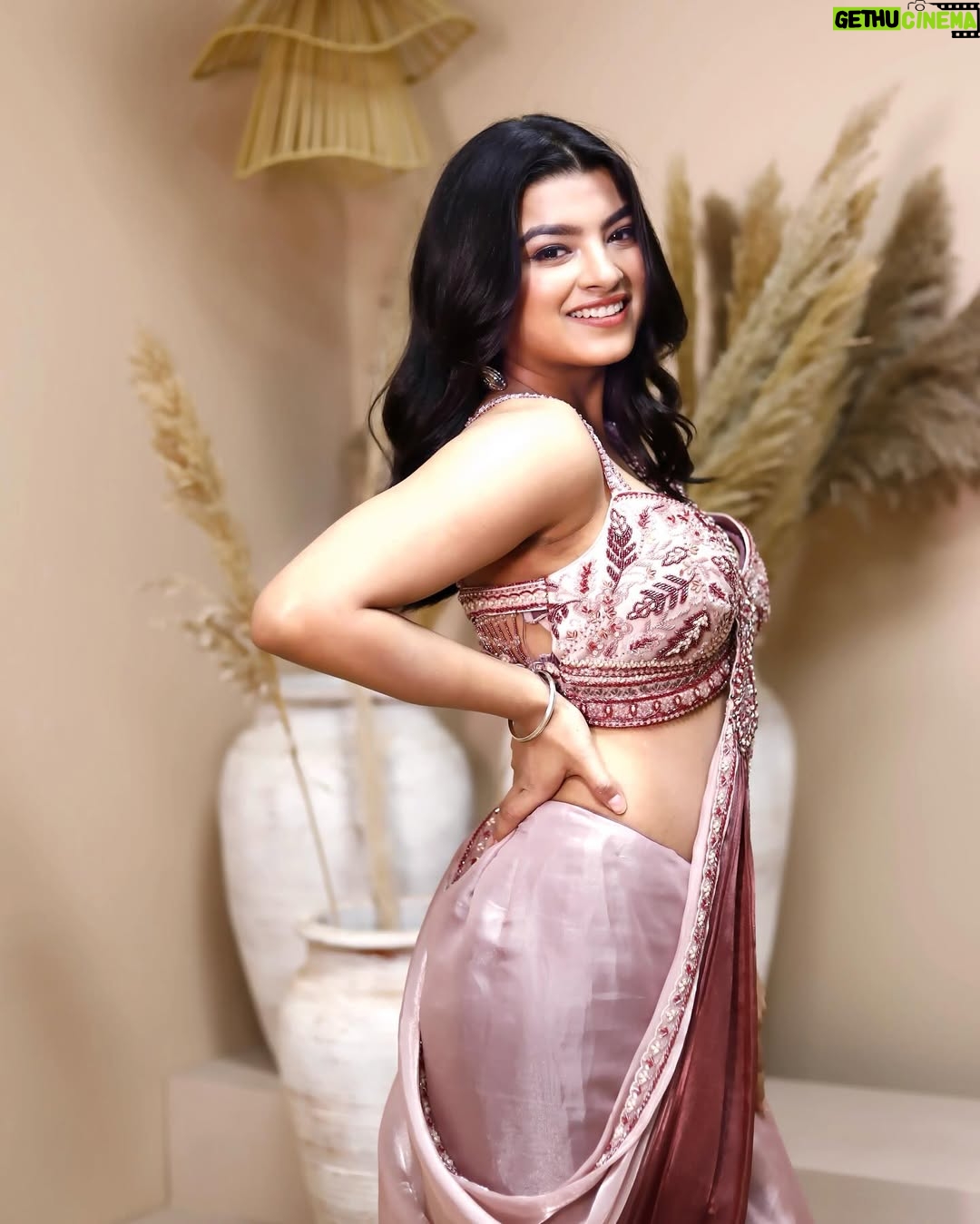 Mahima Seth - 28K Likes - Aaj unse milna hai hume 🥰
.
Mua💄- @jyotsnasinghmakeupartist 
📸- @nitish_photographe 
Outfit- @gurusewak_delhi 
Studio- @perfectshot_delhi