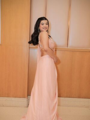 Mahima Seth Instagram - @virat.kohli krdo like 🥰
.
Outfit from - @labelparshya 
Makeup by - @makeupbysimranaroraa