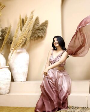 Mahima Seth Instagram - Aaj unse milna hai hume 🥰
.
Mua💄- @jyotsnasinghmakeupartist 
📸- @nitish_photographe 
Outfit- @gurusewak_delhi 
Studio- @perfectshot_delhi
