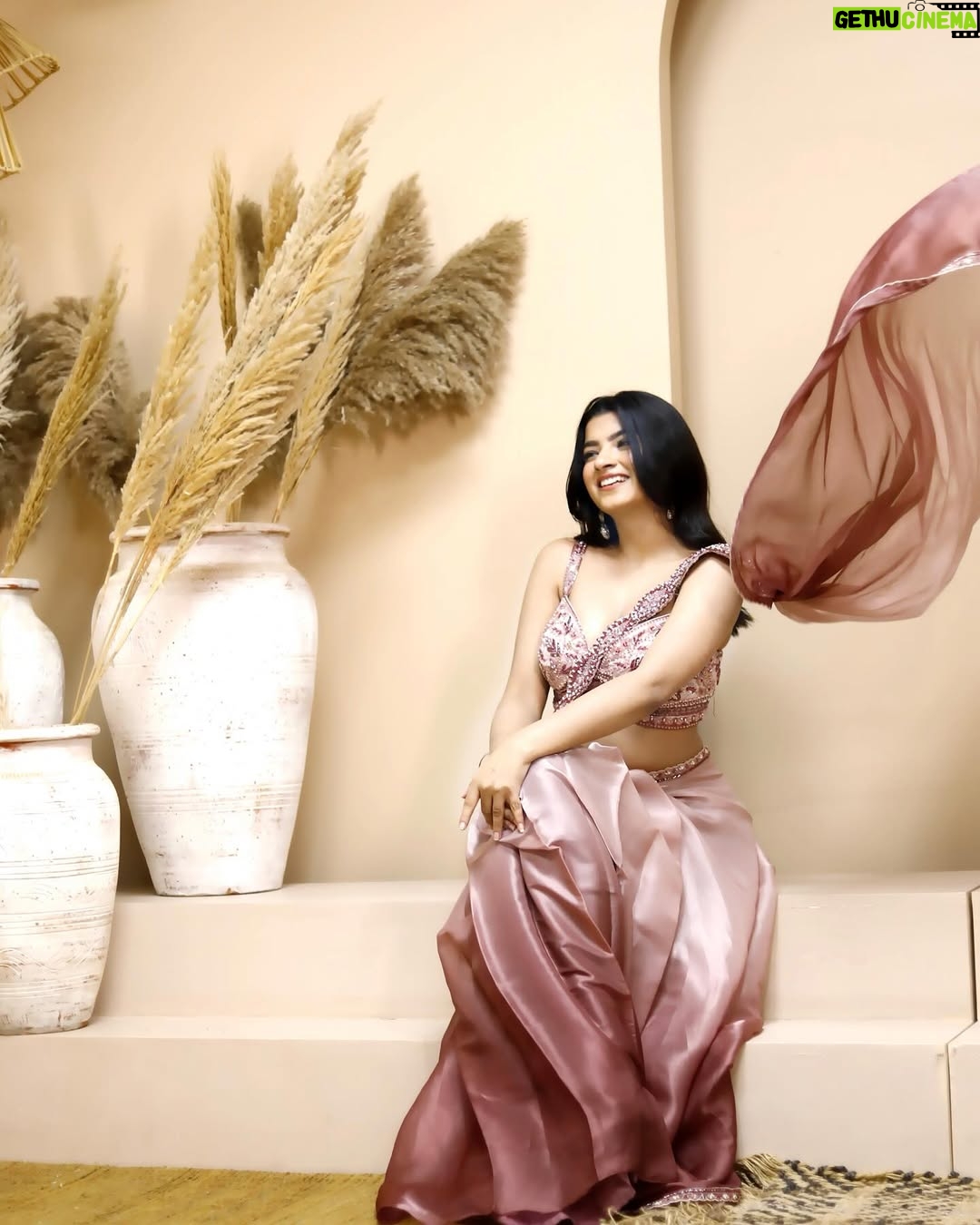 Mahima Seth - 28K Likes - Aaj unse milna hai hume 🥰
.
Mua💄- @jyotsnasinghmakeupartist 
📸- @nitish_photographe 
Outfit- @gurusewak_delhi 
Studio- @perfectshot_delhi