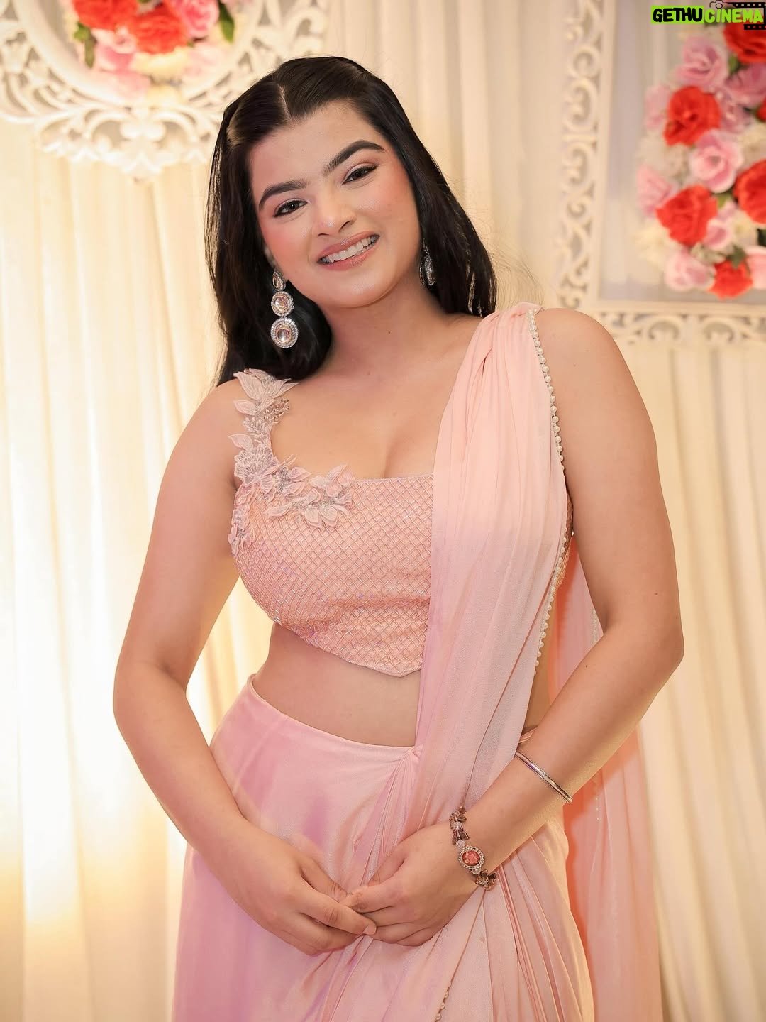 Mahima Seth - 27.6K Likes - @virat.kohli krdo like 🥰
.
Outfit from - @labelparshya 
Makeup by - @makeupbysimranaroraa