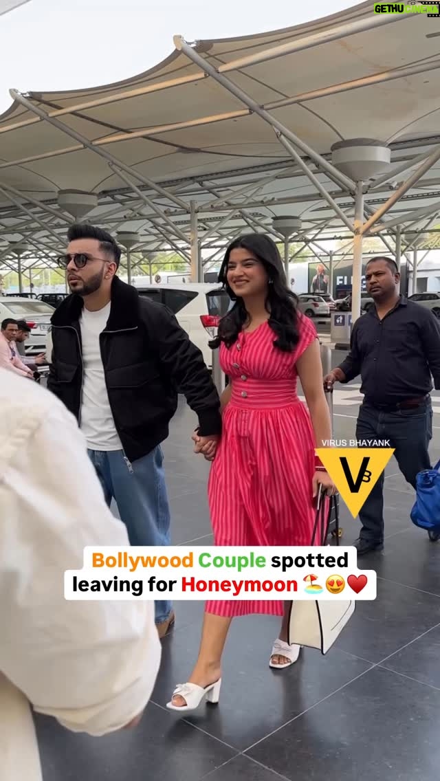Mahima Seth - 50.7K Likes - Atish Kapoor & Priya Kapoor spotted leaving for Maldives 🏖️☀️
.
.
.
Priya Kapoor: @mahimaaseth 
Atish Kapoor: @kashishanand.9 
.
.
.
Car from: @carstreet_india 
.
.
.
#bollywood #mumbai #delhi #viralbhayani #hindimovies
Bollywood hindimovie couple new house mumbai delhi stars
