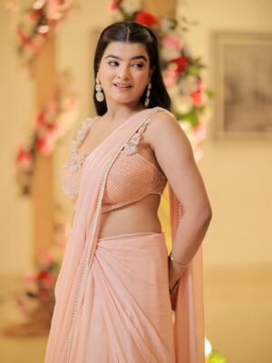 Mahima Seth Instagram - @virat.kohli krdo like 🥰
.
Outfit from - @labelparshya 
Makeup by - @makeupbysimranaroraa