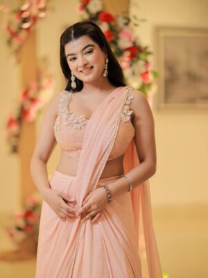 Mahima Seth Instagram - @virat.kohli krdo like 🥰
.
Outfit from - @labelparshya 
Makeup by - @makeupbysimranaroraa