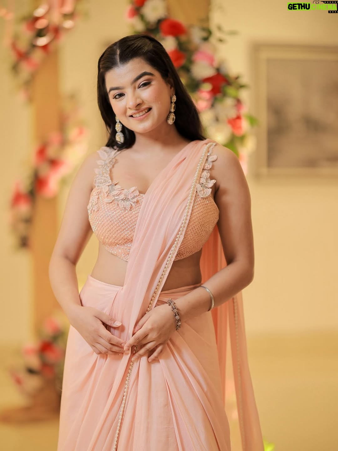 Mahima Seth - 27.6K Likes - @virat.kohli krdo like 🥰
.
Outfit from - @labelparshya 
Makeup by - @makeupbysimranaroraa