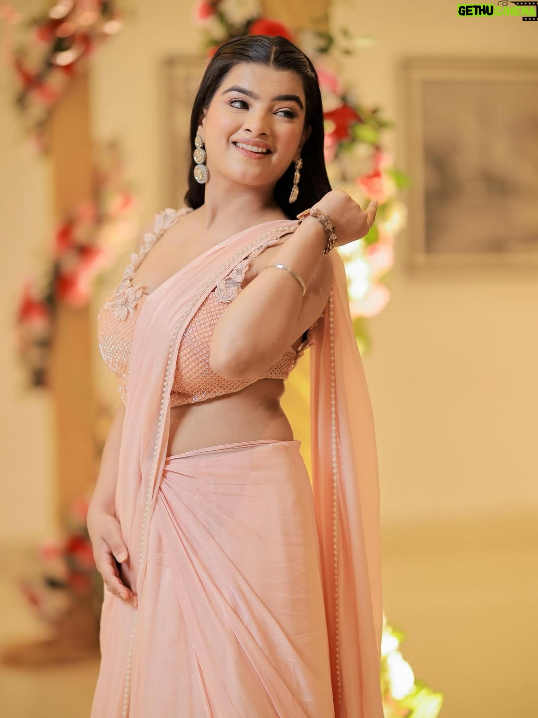 Mahima Seth - 27.6K Likes - @virat.kohli krdo like 🥰
.
Outfit from - @labelparshya 
Makeup by - @makeupbysimranaroraa