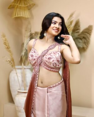 Mahima Seth Instagram - Aaj unse milna hai hume 🥰
.
Mua💄- @jyotsnasinghmakeupartist 
📸- @nitish_photographe 
Outfit- @gurusewak_delhi 
Studio- @perfectshot_delhi