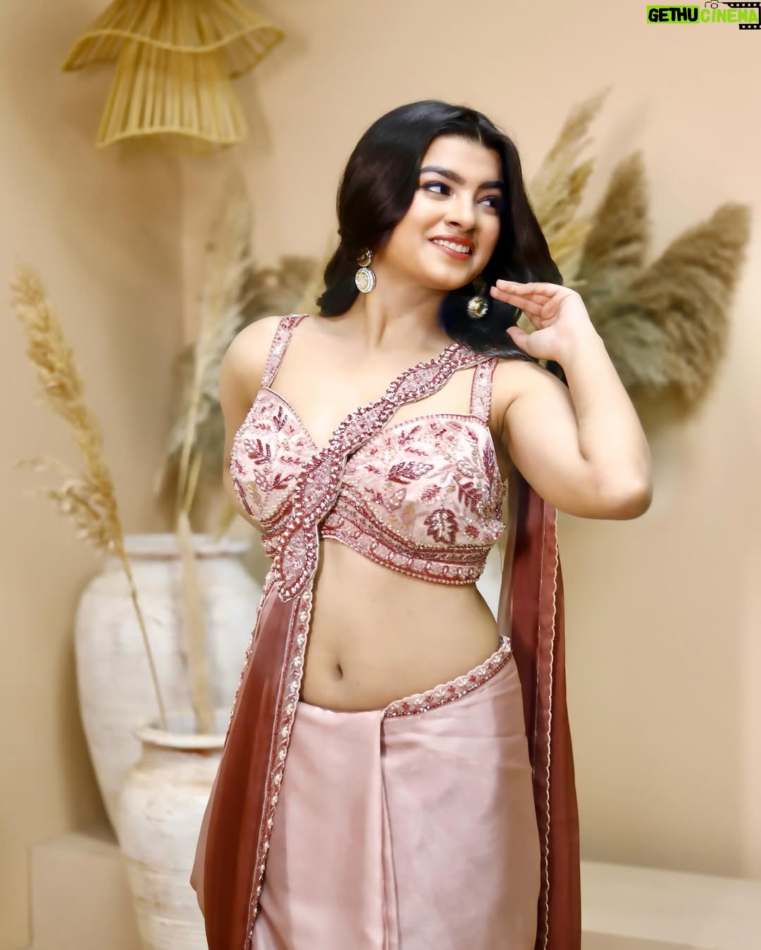 Mahima Seth - 28K Likes - Aaj unse milna hai hume 🥰
.
Mua💄- @jyotsnasinghmakeupartist 
📸- @nitish_photographe 
Outfit- @gurusewak_delhi 
Studio- @perfectshot_delhi