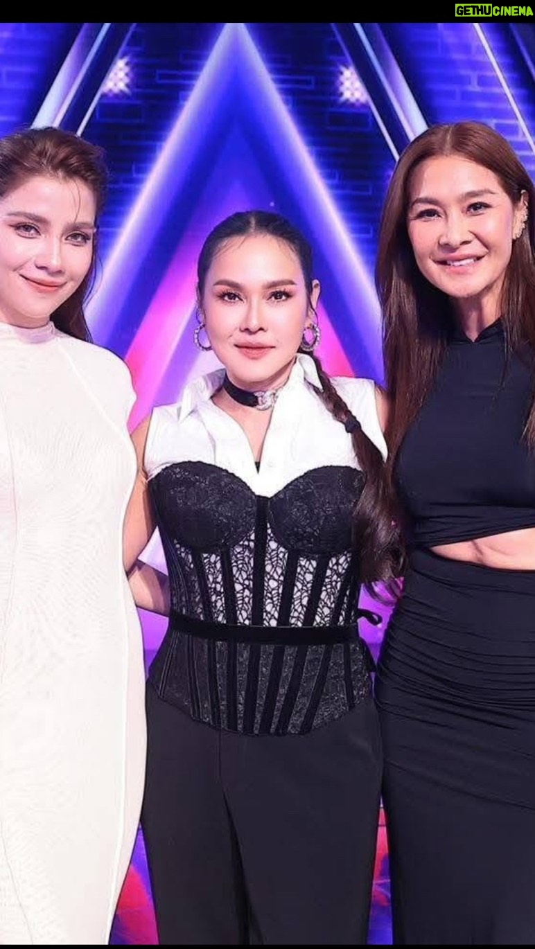 Mai Charoenpura - 3 Likes - ได้ขมกันรึเปล่าคะพี่น้อง เดายากเจงไรเจง555555 ทางเราพยายามบีบแย้วพี่เขาจอชัดเจนนินา ขอบคุณน้องพี่ทุกท่าน รายการร้องข้ามกำแพง และ น้องหน้ากำแพง ลูกเกด รักกันมาเนิ่นนาน🌝 และจีน่า ⭐️ติ้กต้อกสุดสวย Happy  เกร็งลึกลับสะไม่มีอิอิ😍😜🥰😝 อย่าลืมชมย้อนหลังนะคะ @metinee  @ginaa.24 🎭🎤🎧🎼🎹🎸🪇🎺🤹🏼‍♀️💋👅 ปิดกันจนเหนื่อยอิอิ