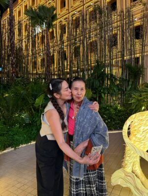 Mai Charoenpura Instagram - แม่=เป็นวิมานอยู่บนดินให้เธอ ได้พักผิง และนอนหลับไหล เก็บดาวและเดือนมาร้อยมาลัย เก็บหยาดน้ำค้างกลางไพร มารัอยใจลูกไว้รวมกัน💝 จะอีกกี่100 1000วัน จะมีแต่แม่เท่านั้น กลางดวงหทัย #ตลอดชีพ #แม่ #รักแม่