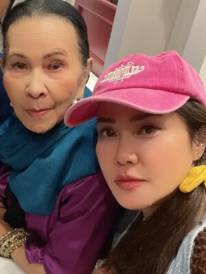 Mai Charoenpura Instagram - แม่=เป็นวิมานอยู่บนดินให้เธอ ได้พักผิง และนอนหลับไหล เก็บดาวและเดือนมาร้อยมาลัย เก็บหยาดน้ำค้างกลางไพร มารัอยใจลูกไว้รวมกัน💝 จะอีกกี่100 1000วัน จะมีแต่แม่เท่านั้น กลางดวงหทัย #ตลอดชีพ #แม่ #รักแม่